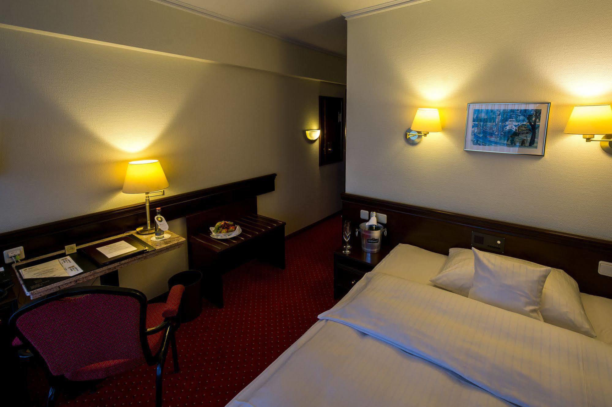 Sachsenwald Hotel Reinbek Ngoại thất bức ảnh